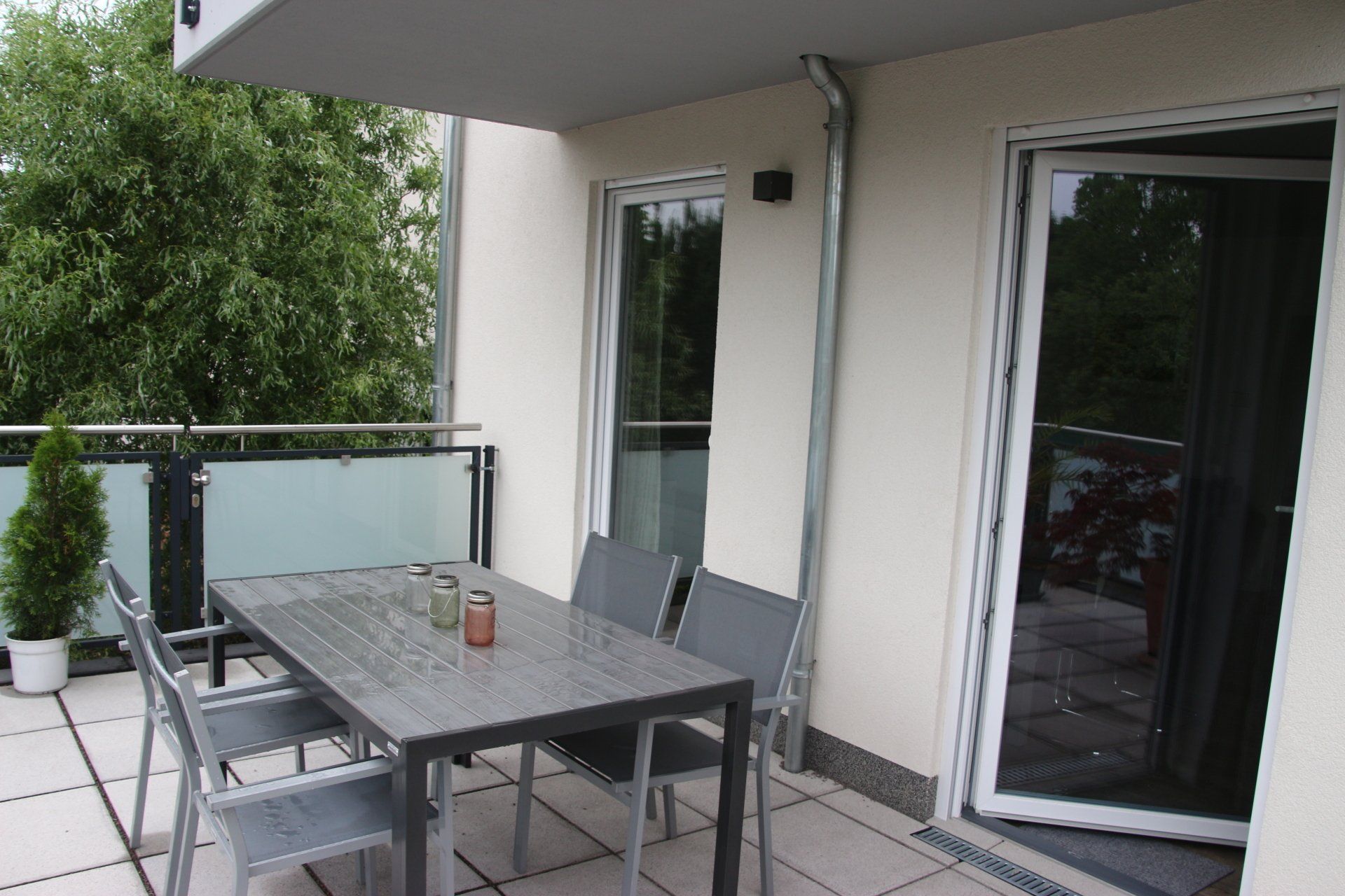 Ein Balkon mit Tisch und Stühlen