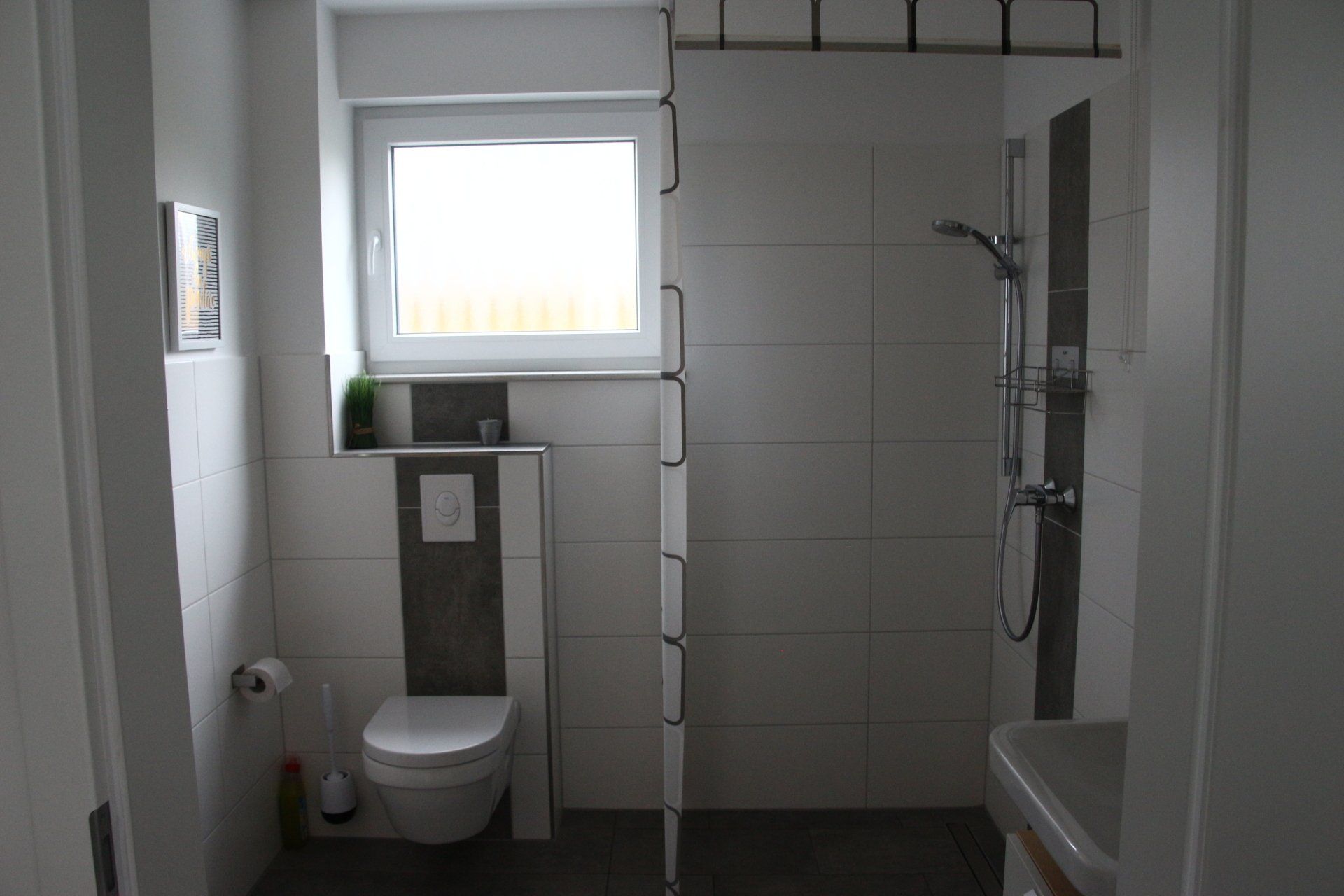 Ein Badezimmer mit Toilette, Waschbecken und Dusche.
