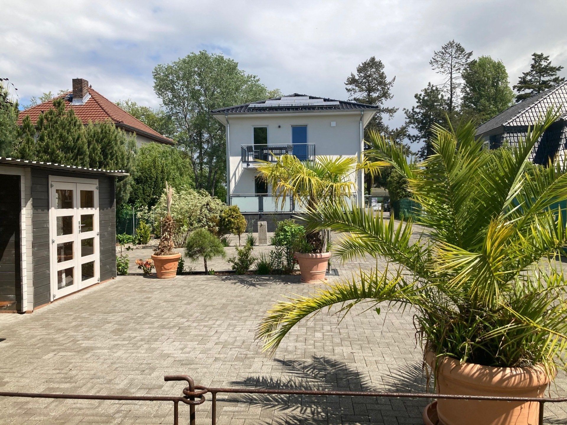 Ein Haus mit vielen Topfpflanzen davor