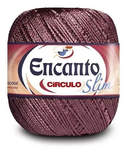 Maroon skein of Encanto Círculo Slim yarn with a beige label