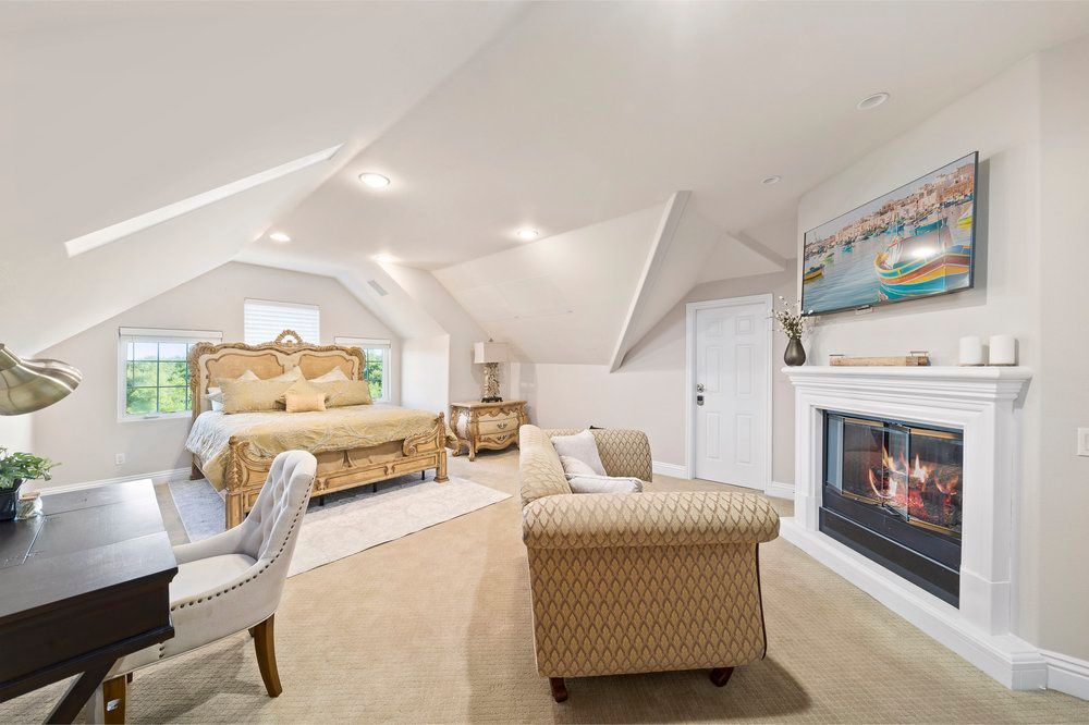 there is a fireplace in the middle of the room in the bedroom