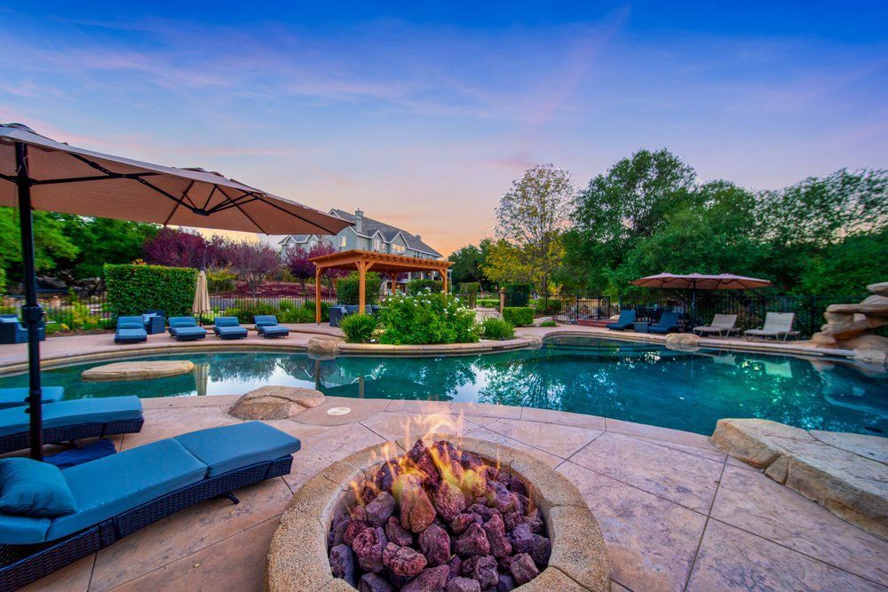 there is a fire pit in the middle of the pool.