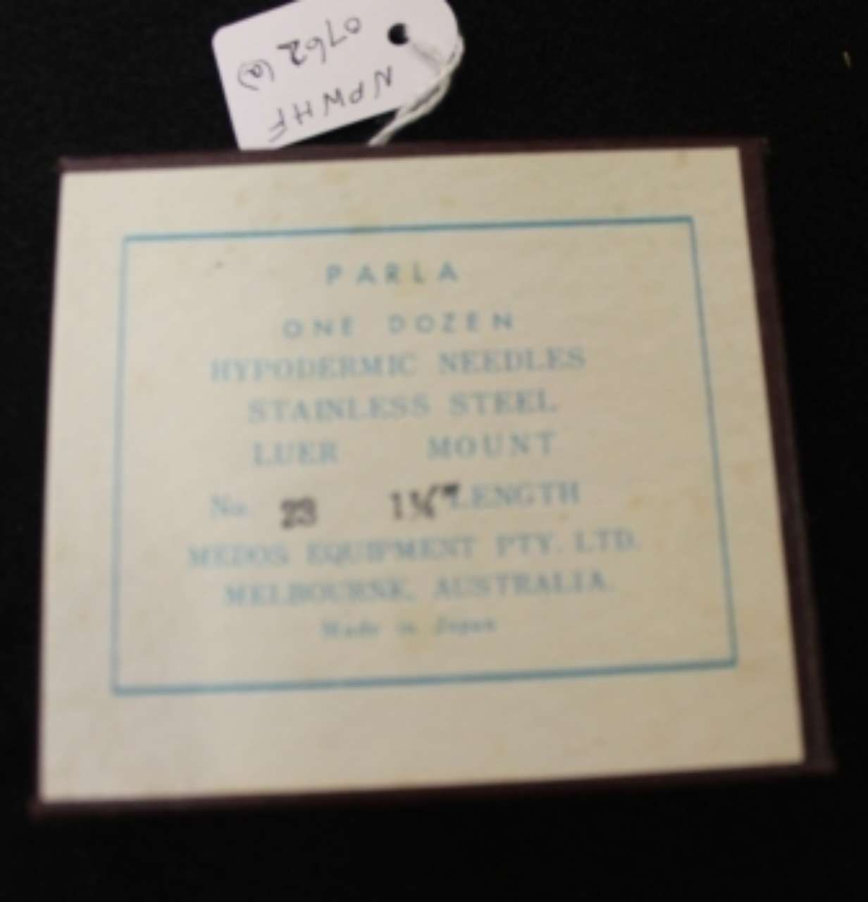 Box labeled “PARLA” with one dozen stainless steel needles in a cream and blue package.