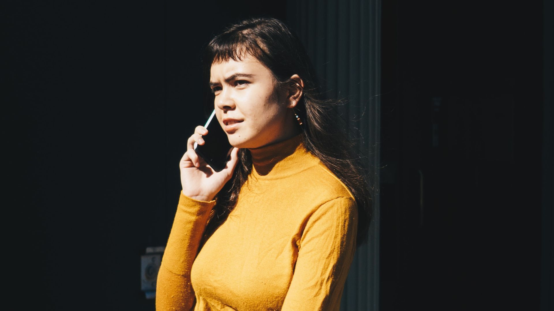 Kvinna som pratar i telefon, reflekterar frågan om man kan vara överkvalificerad för ett jobb