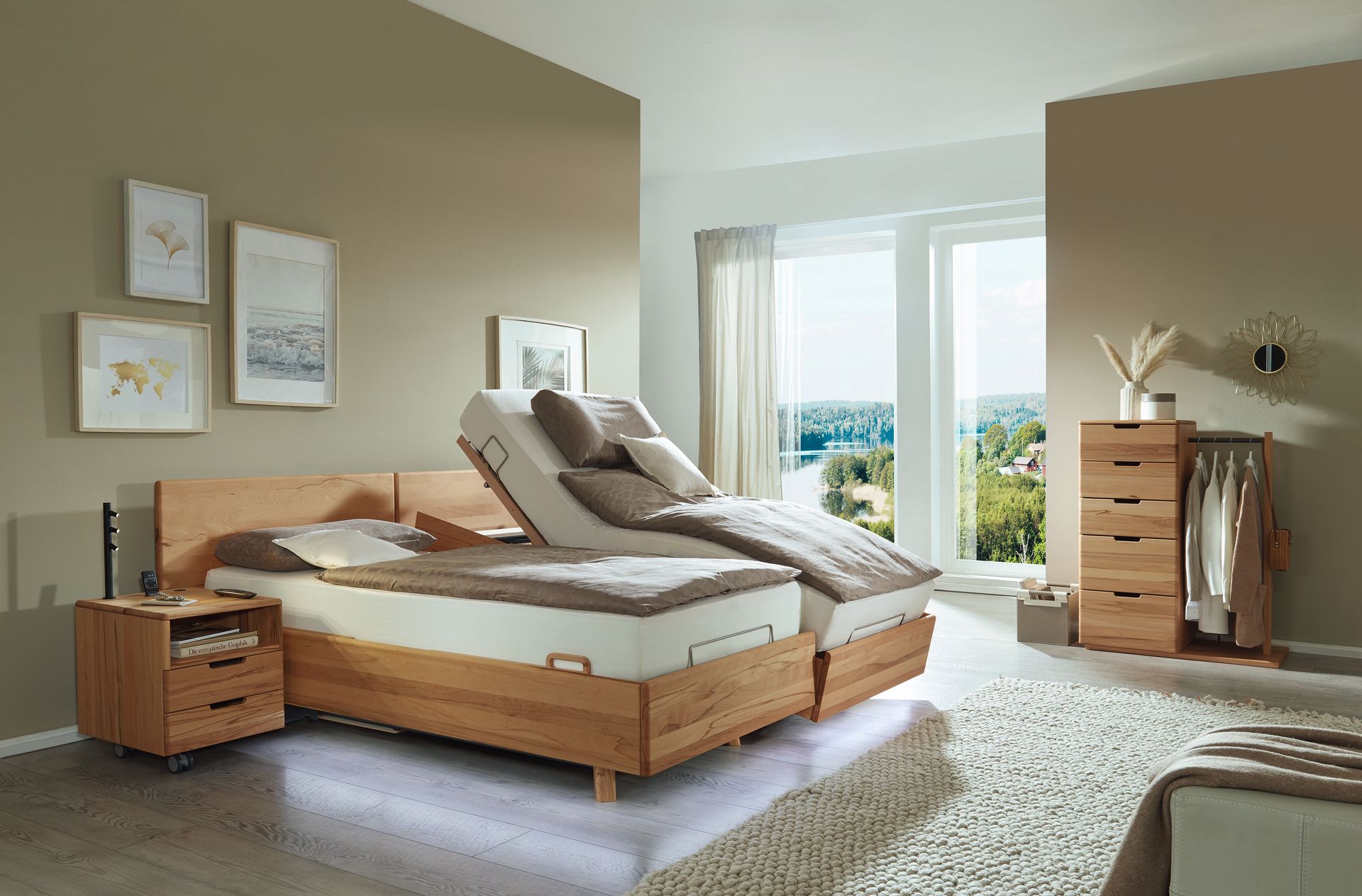 Schlafzimmer mit verstellbarem Bett, Nachttisch, Kommode und Kunstwerken.