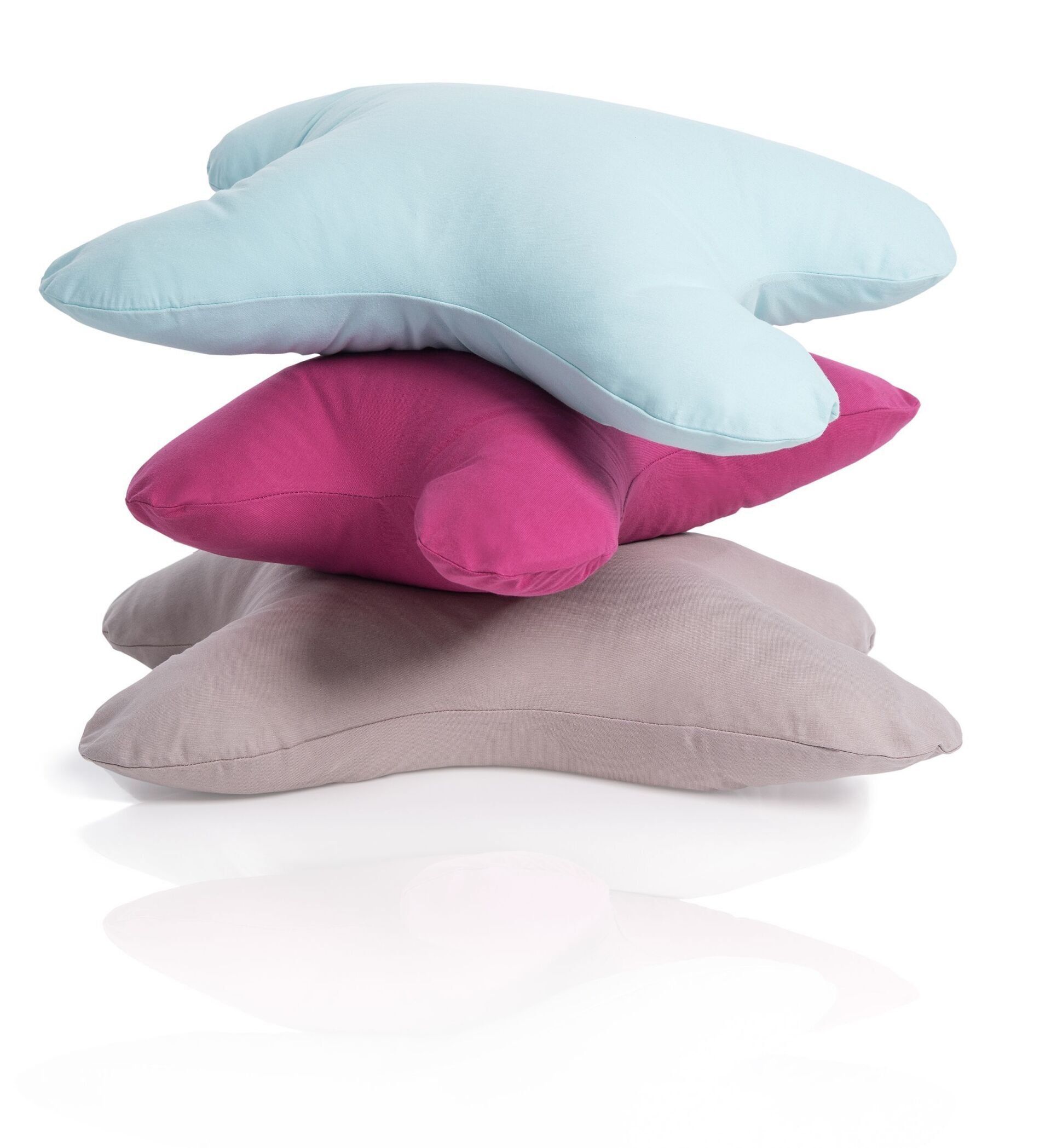 Drei sternförmige Kissen übereinander. Die Farben sind Hellblau, Magenta und Hellbraun.