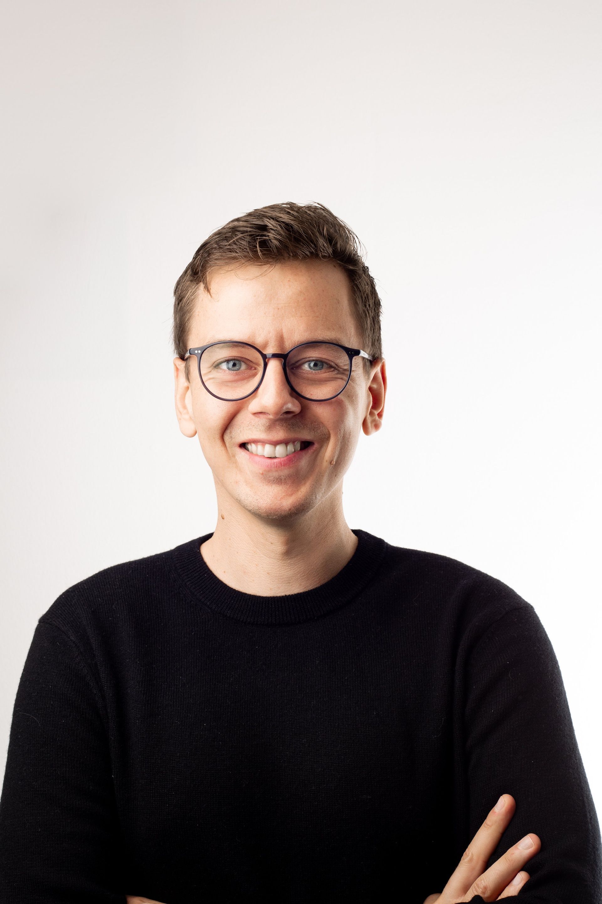 Marketingberater vor einem Hofladen im Chiemgau
