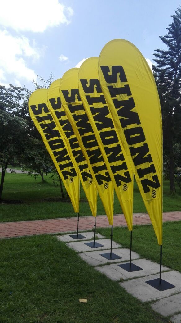 Una fila de banderas amarillas con la palabra Simoniz en ellas