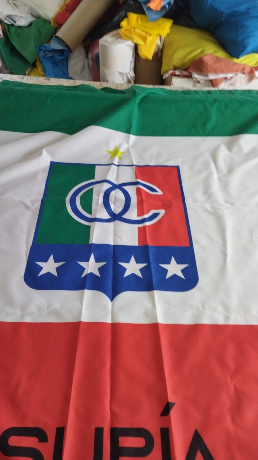 Una bandera con la palabra supia en ella