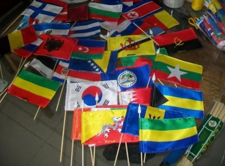 Un montón de pequeñas banderas están sobre una mesa