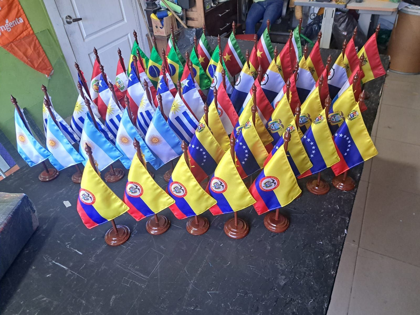 Un montón de pequeñas banderas están alineadas sobre una mesa