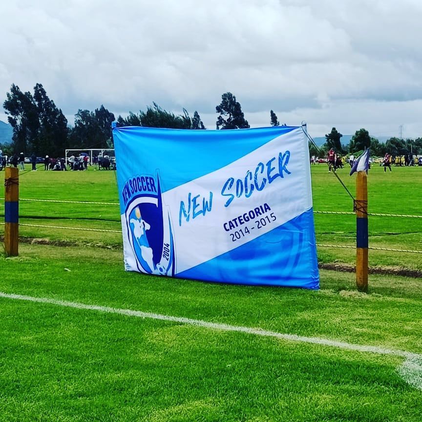 Una pancarta azul y blanca que dice nuevo fútbol