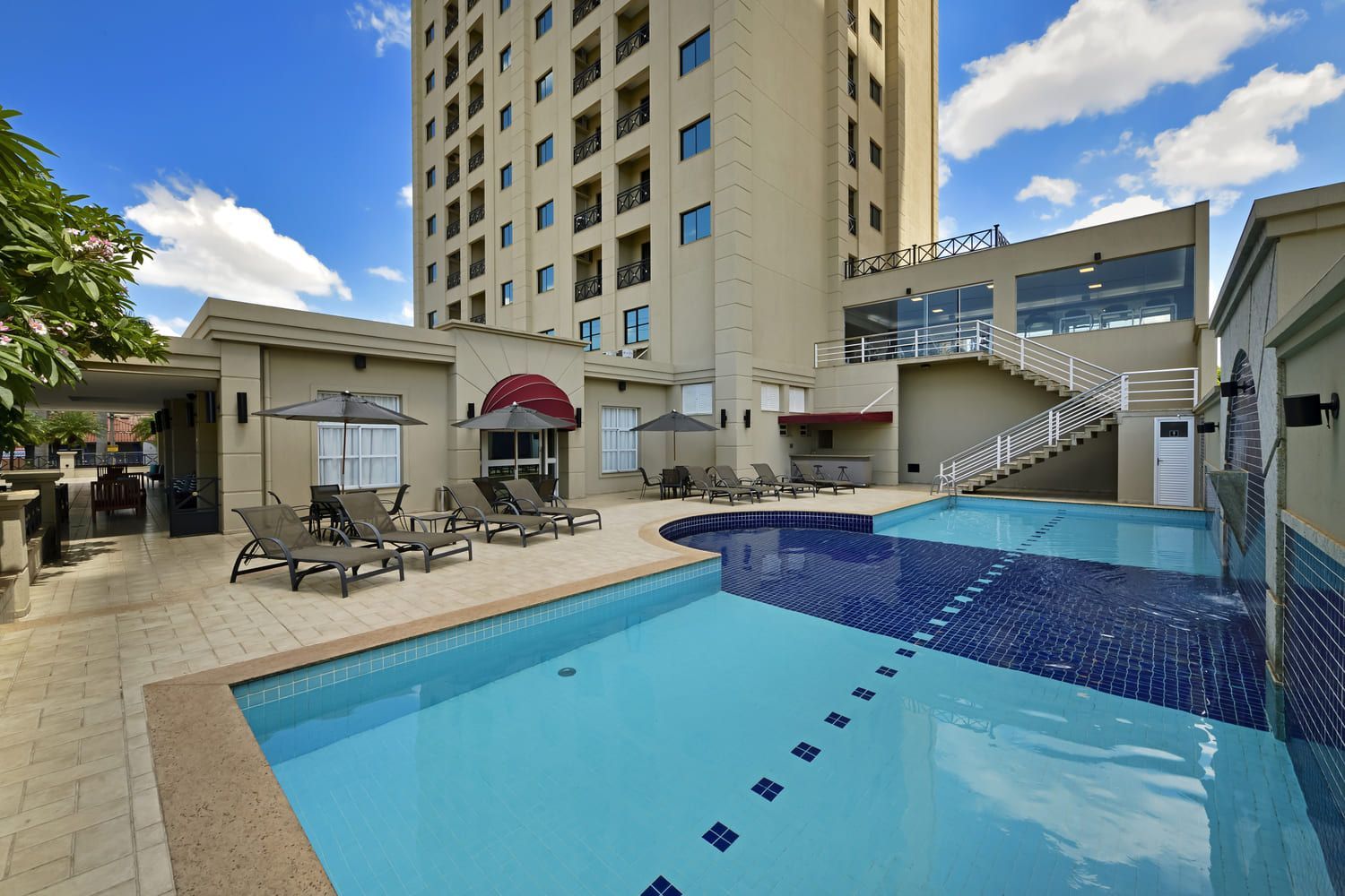 Piscina de Hotel com a construção ao fundo.