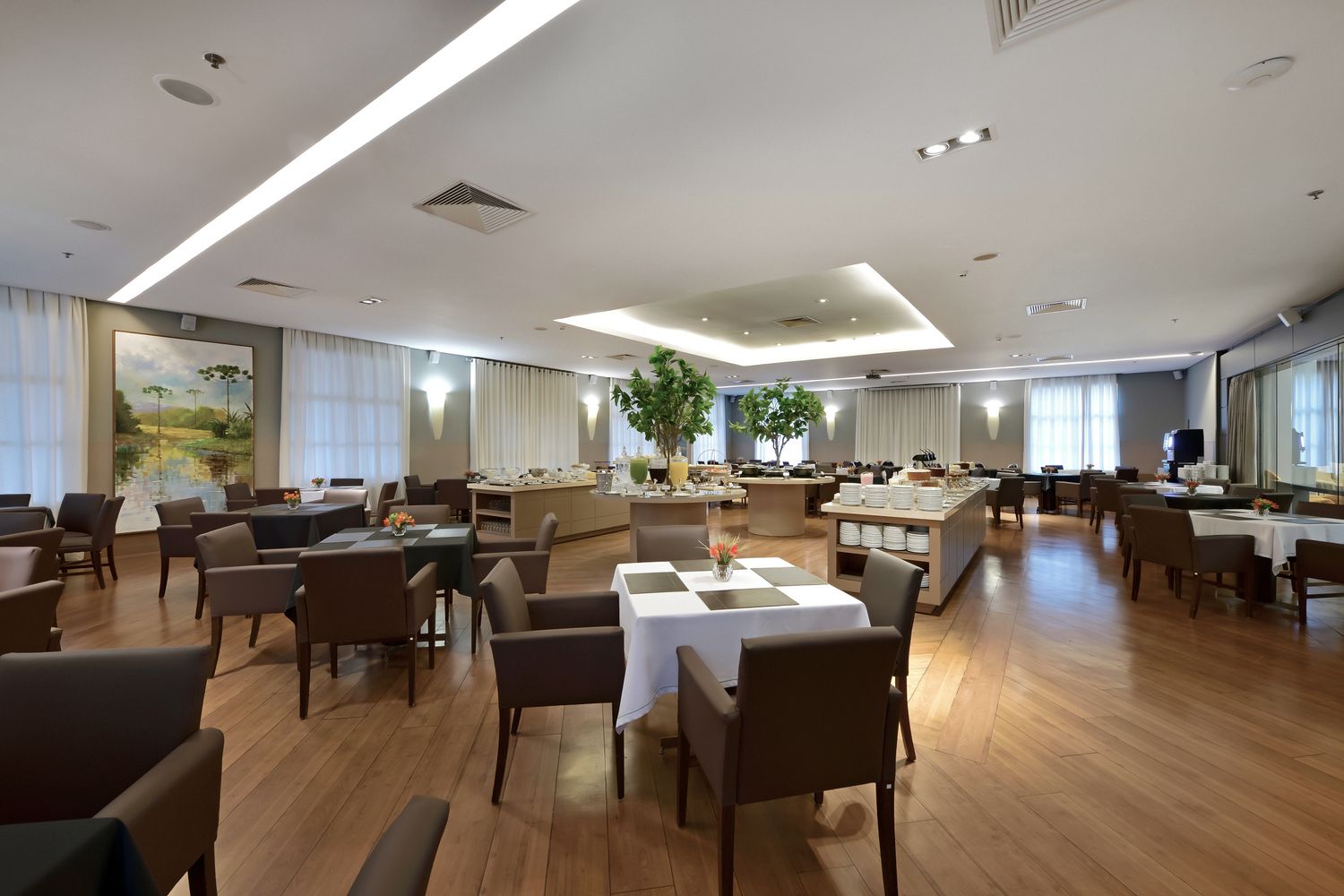 Uma grande sala de jantar com mesas e cadeiras