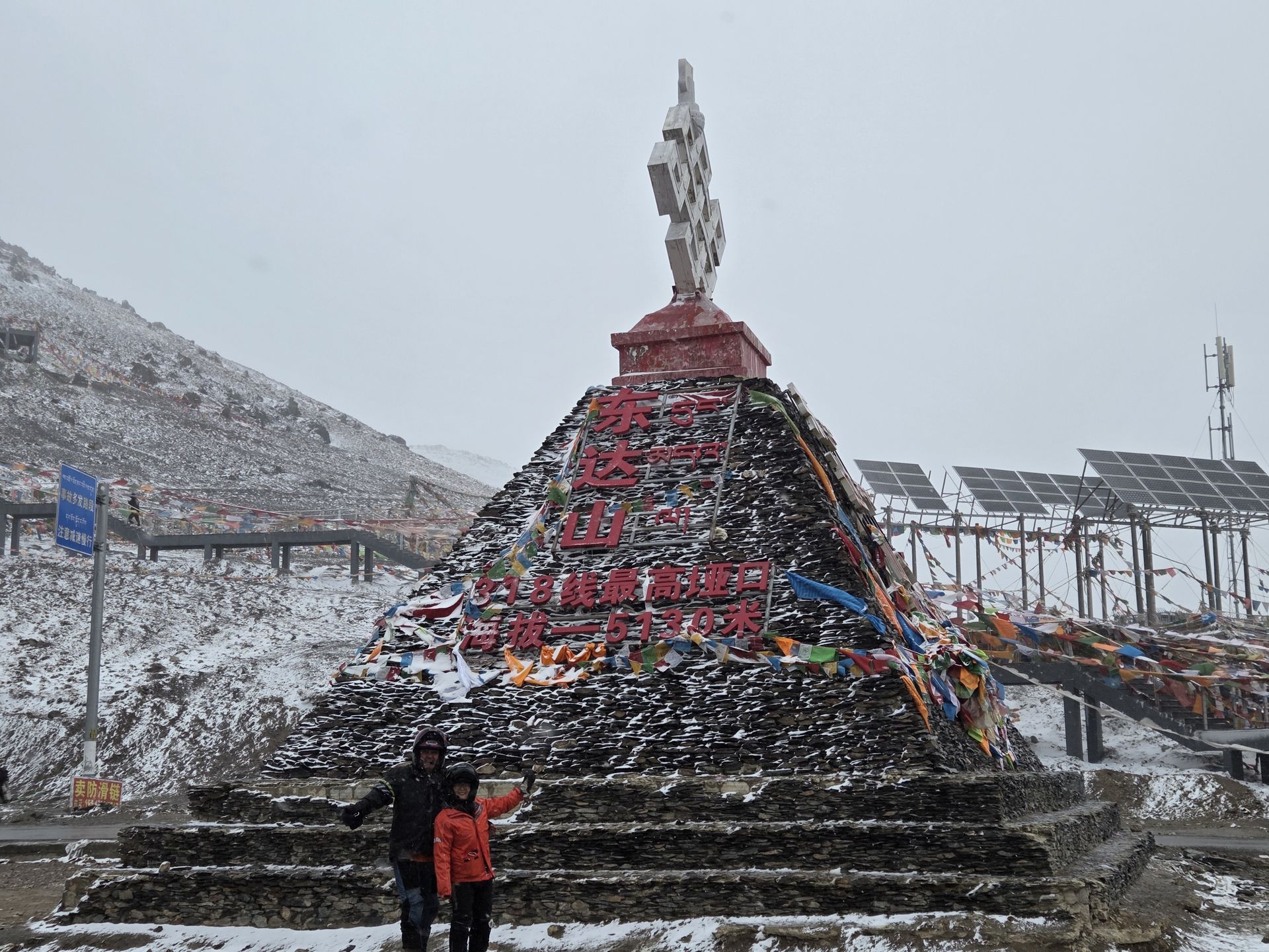 Bike Tour Asia, ride of a lifetime, Daniel and Por in Tibet