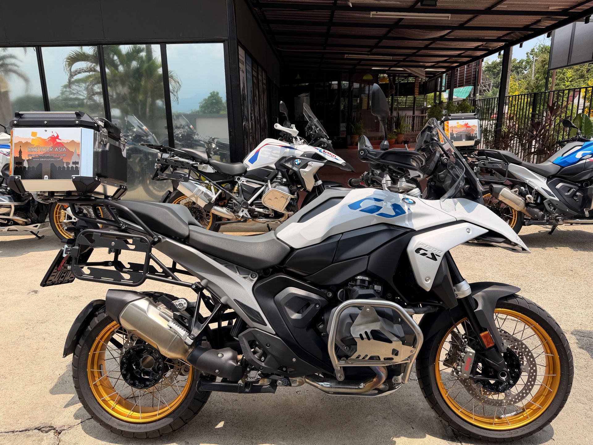 Bike Tour Asia fleet team and rider guest