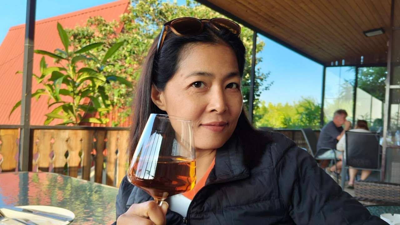 Por drinks wine in Georgia
