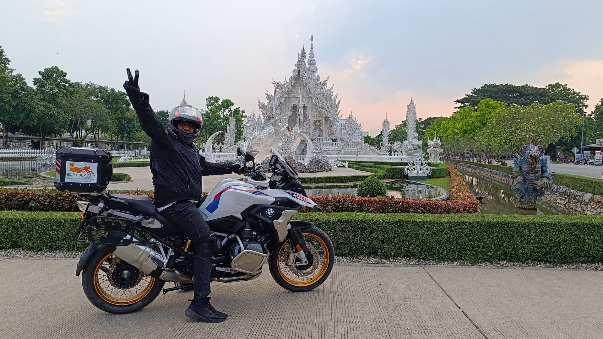 BTA's Guest at White Temple (Wat Rong Khun)