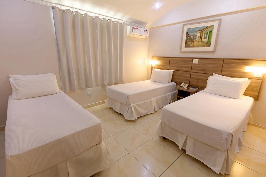 Foto de um quarto do tipo triplo solteiro