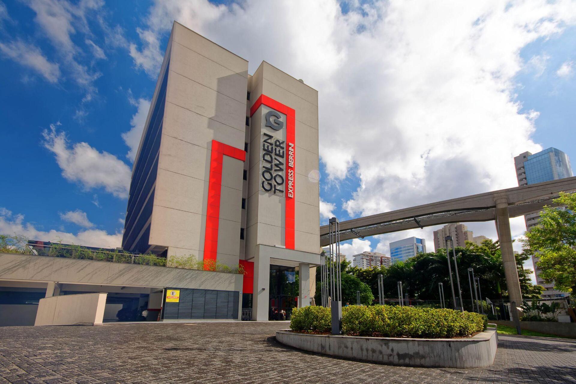 Fachada do hotel Golden Tower Express Berrini