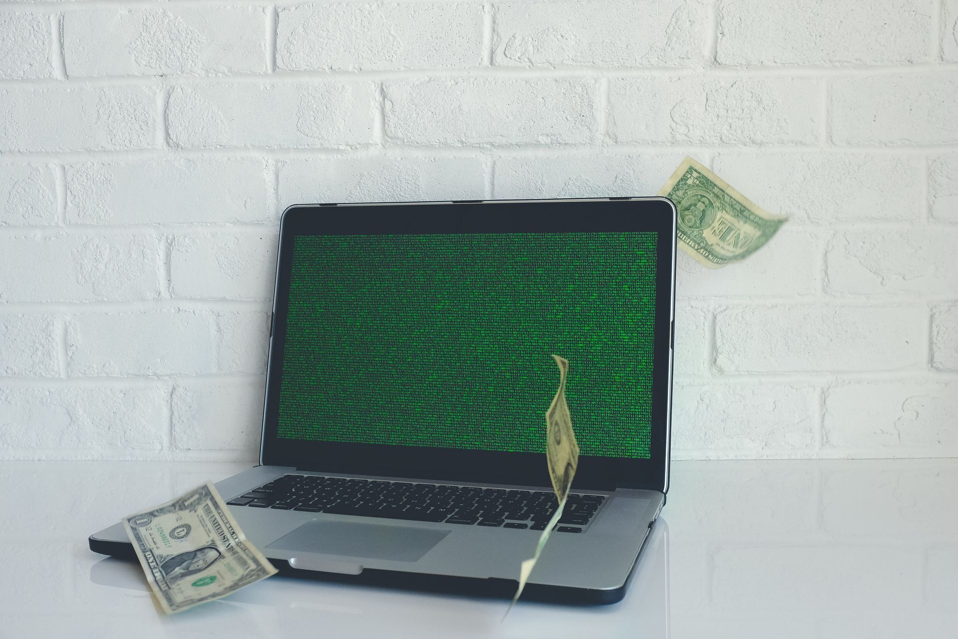 Beneficios del comercio digital computadora con dinero saliendo de la pantalla Beneficios del comercio digital computadora con dinero saliendo de la pantalla