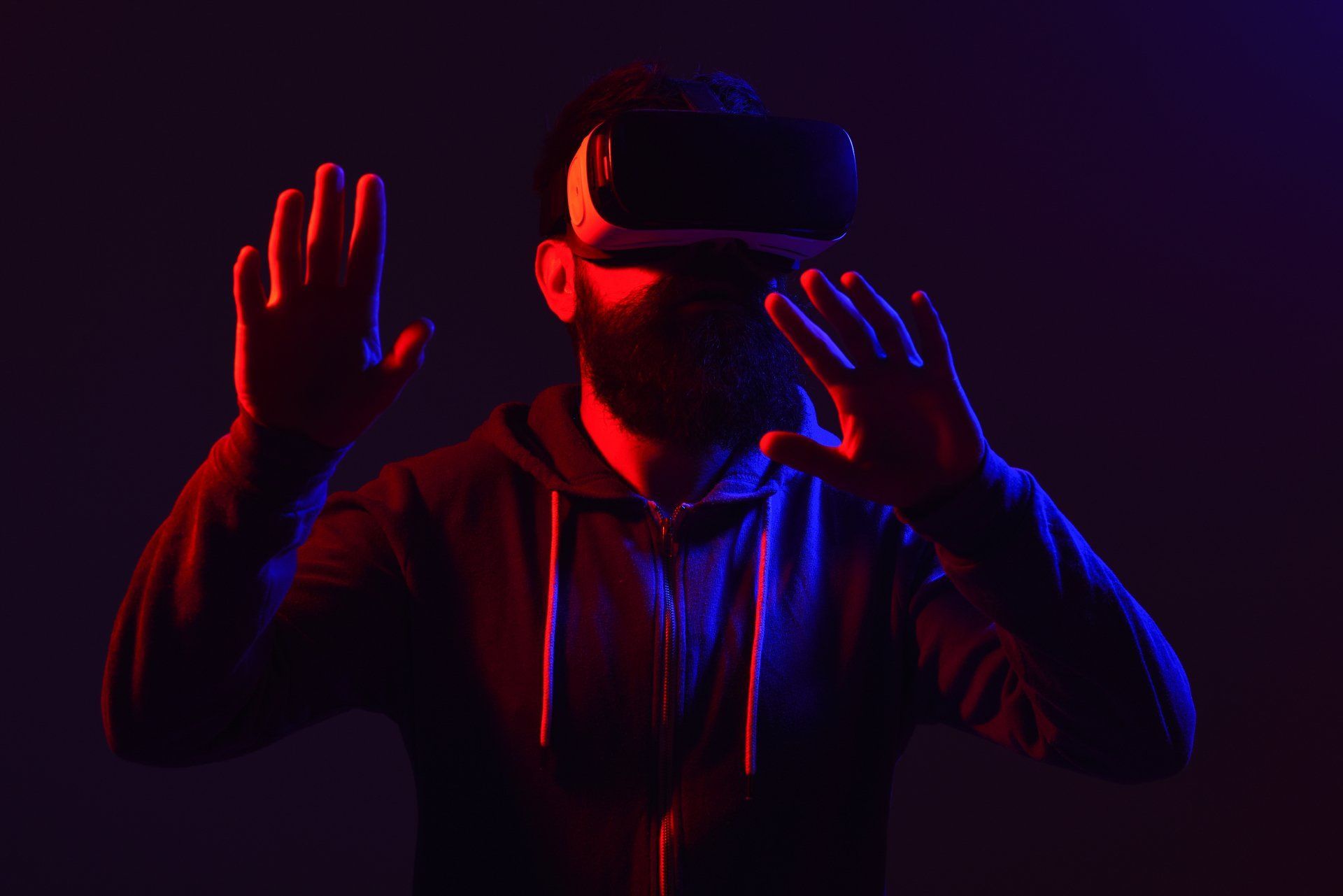Hombre con gafas de realidad virtual Hombre confundido en gafas de realidad virtual concepto de tecnología futura hombres usando auriculares vr virtual