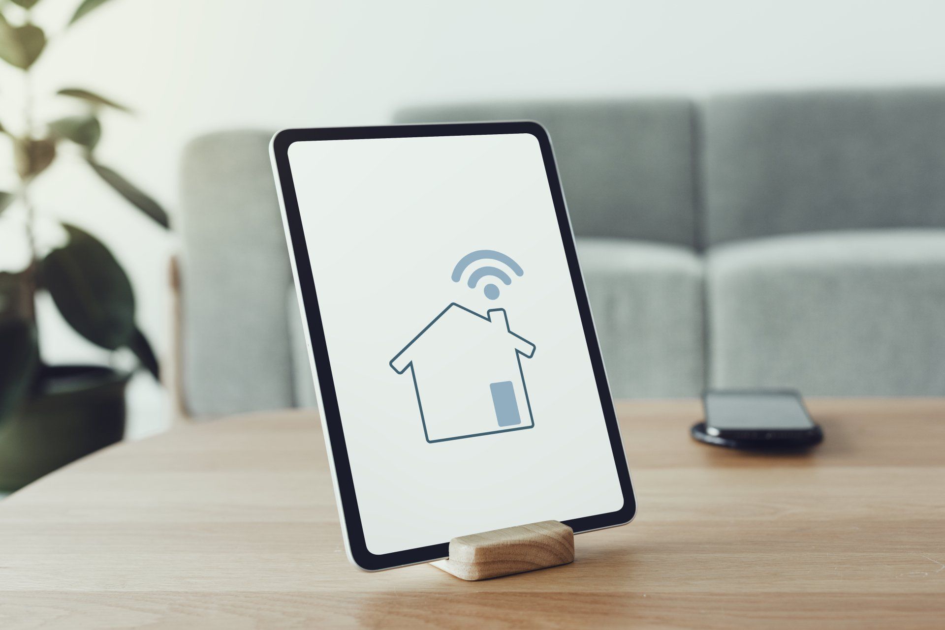 Casa inteligente Pantalla de tableta digital con controlador de casa inteligente en una mesa de madera