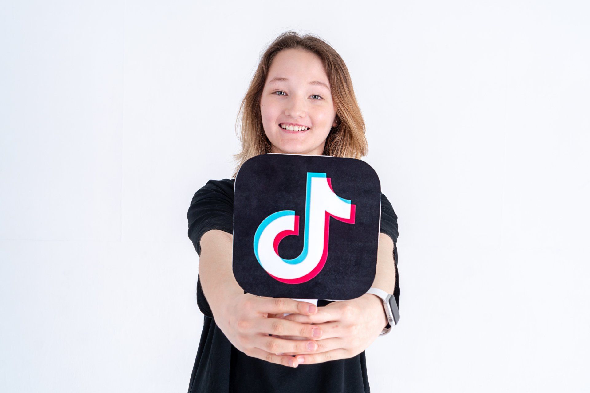 Adolescente con logo de tik tok centennials