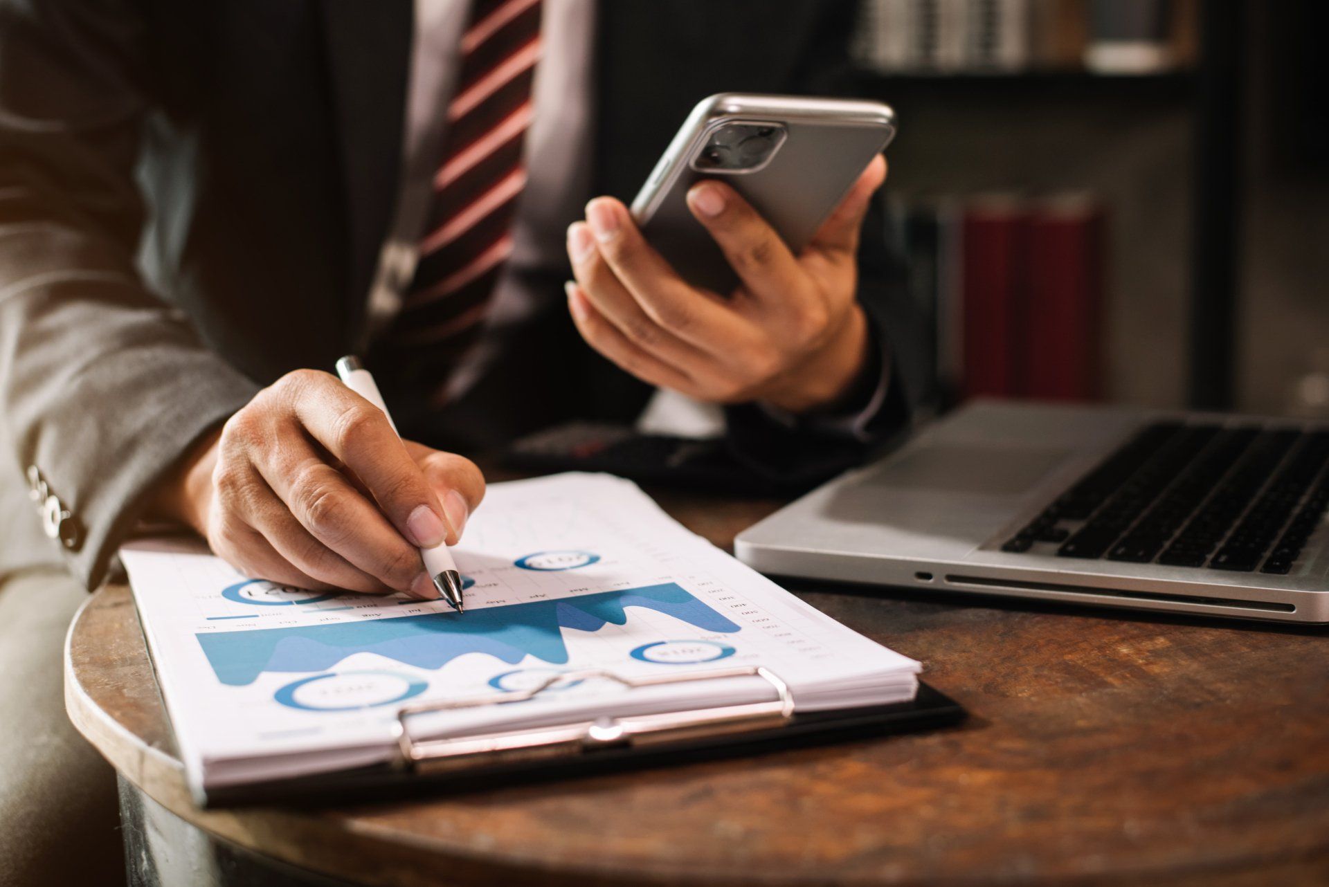 Mano de hombre de negocios usando teléfono inteligente, pagos móviles o compras en línea, canal omni, tableta digital en la oficina. Mano de hombre de negocios usando teléfono inteligente, pagos móviles o compras en línea, canal omni, tableta digital en la oficina.