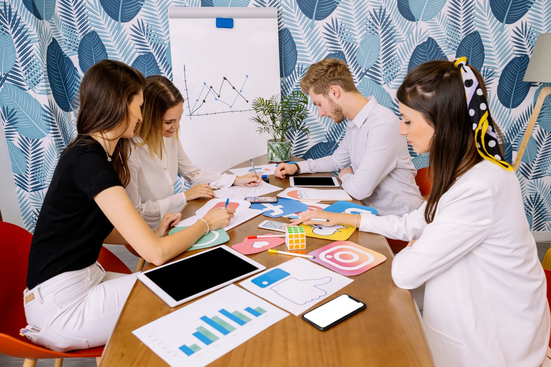 Equipo de marketing con su CMO Equipo de marketing planeando estrategia de redes junto a su CMO