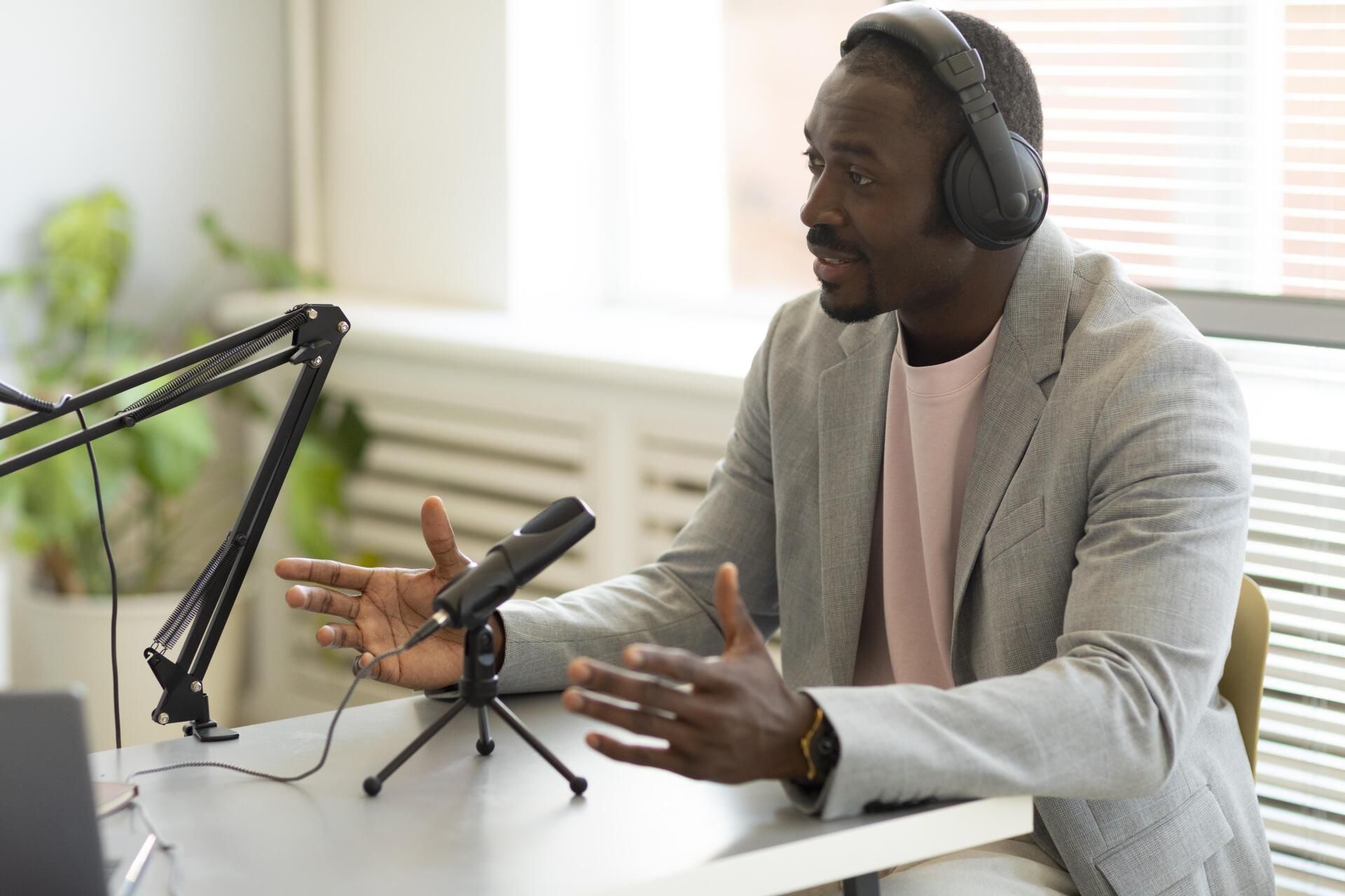Hombre entrevistado en un podcast Hombre entrevistado en un podcast