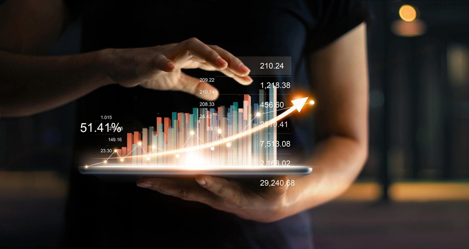 Empresario sosteniendo la tableta y mostrando un holograma virtual creciente de estadísticas, gráfico y gráfico con la flecha hacia arriba Empresario sosteniendo la tableta y mostrando un holograma virtual creciente de estadísticas, gráfico y gráfico con la flecha hacia arriba