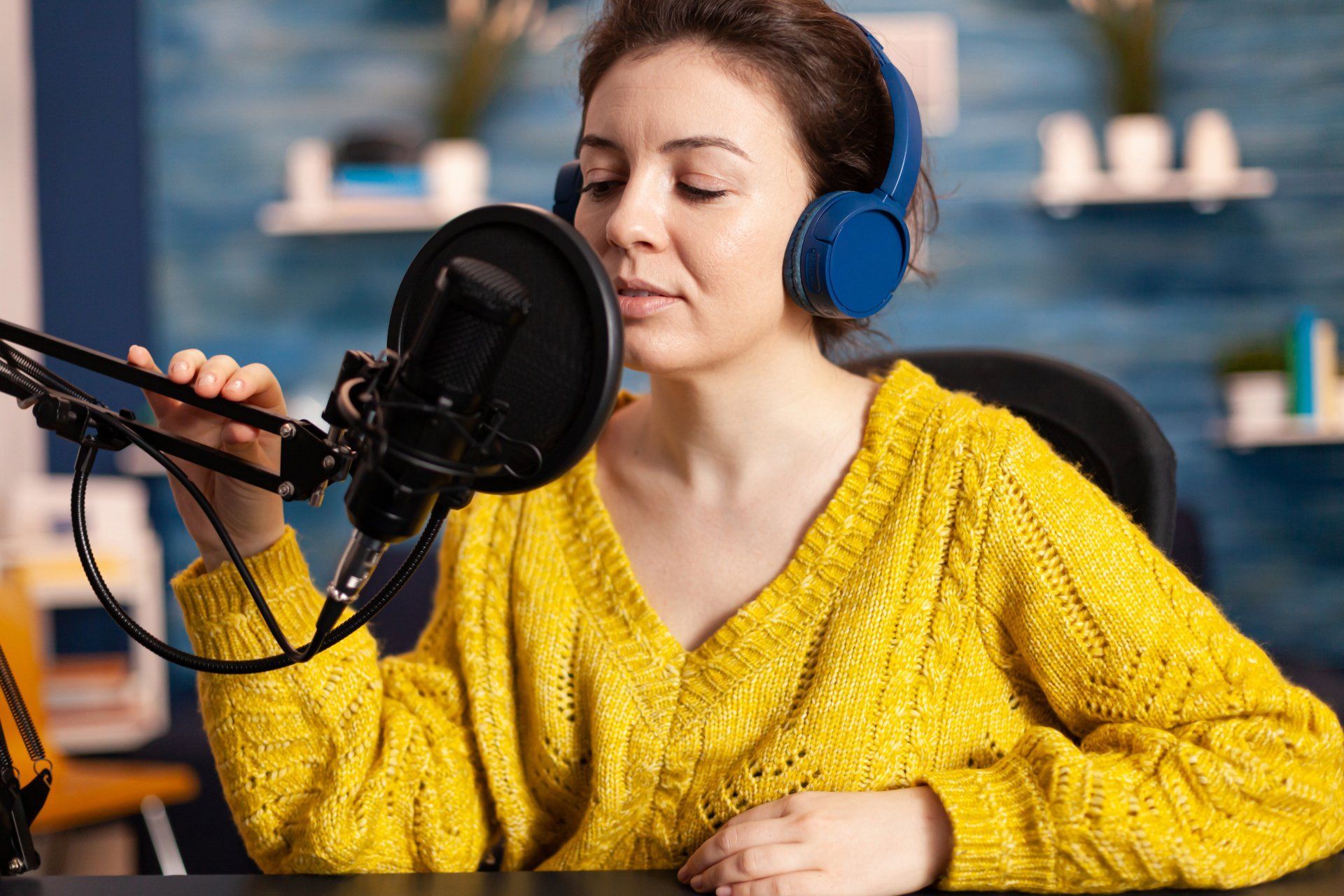 Influenciador creativo con auriculares preparándose para hablar en vivo en las redes sociales Influenciador creativo con auriculares preparándose para hablar en vivo en las redes sociales