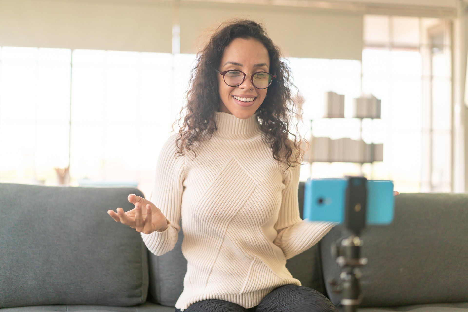 Influencer de mujer latina grabando video y hablando con la cámara para el blog