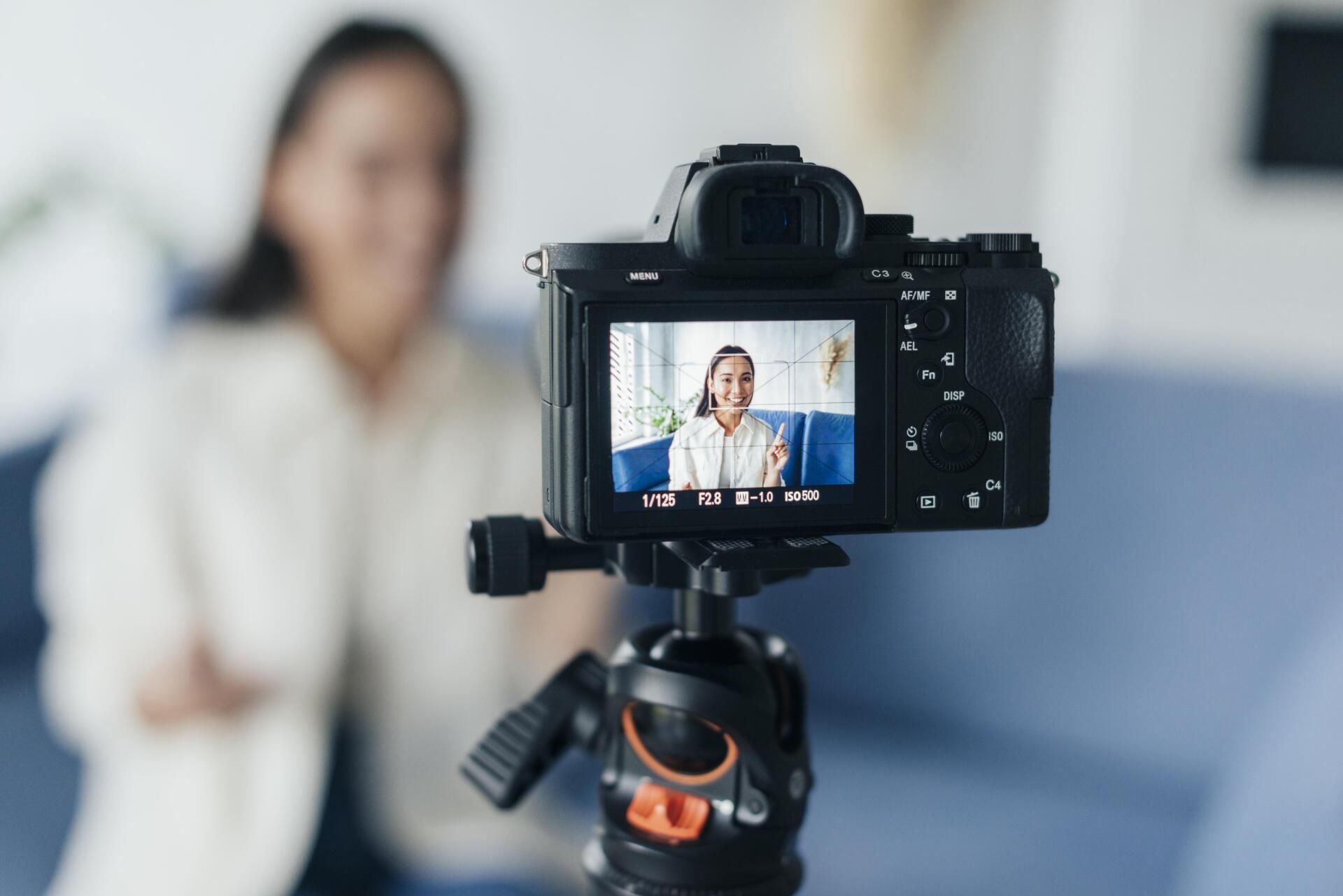 Transmisión en línea de vlogger femenina borrosa Transmisión en línea de vlogger femenina borrosa