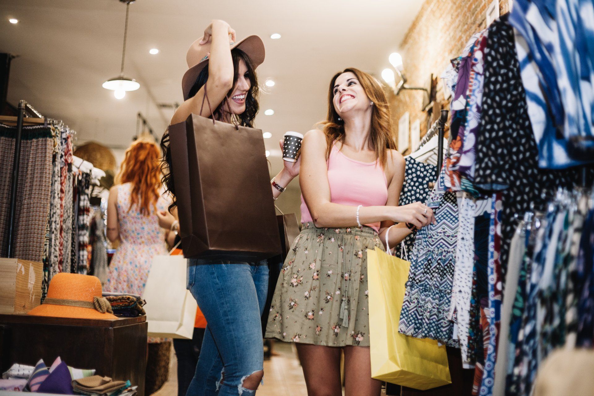 Sonriendo mujeres eligiendo ropa