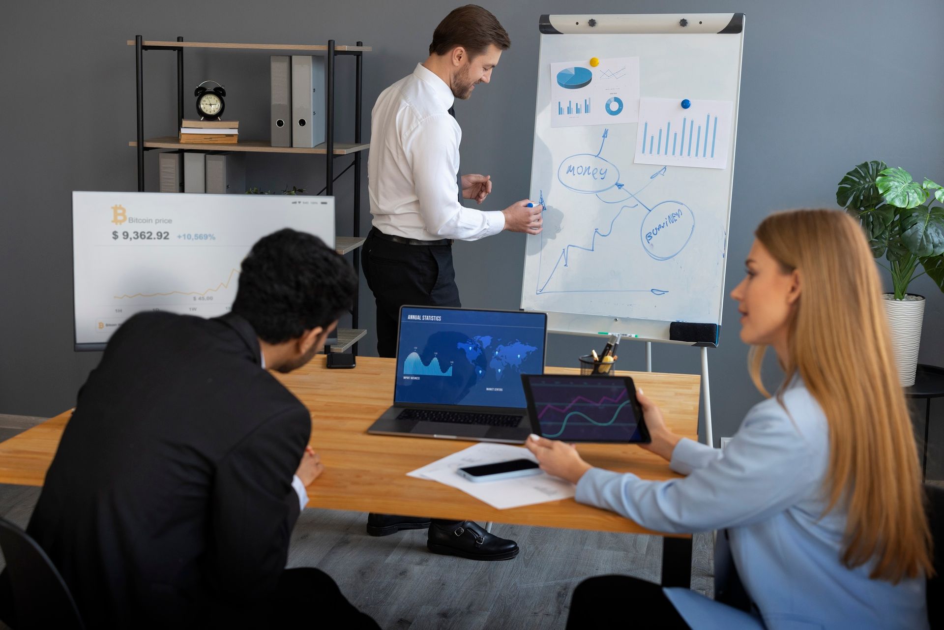 Equipo de Pyme usando IA en PC Equipo de marketing de Pyme analizando gráficos hechos con IA