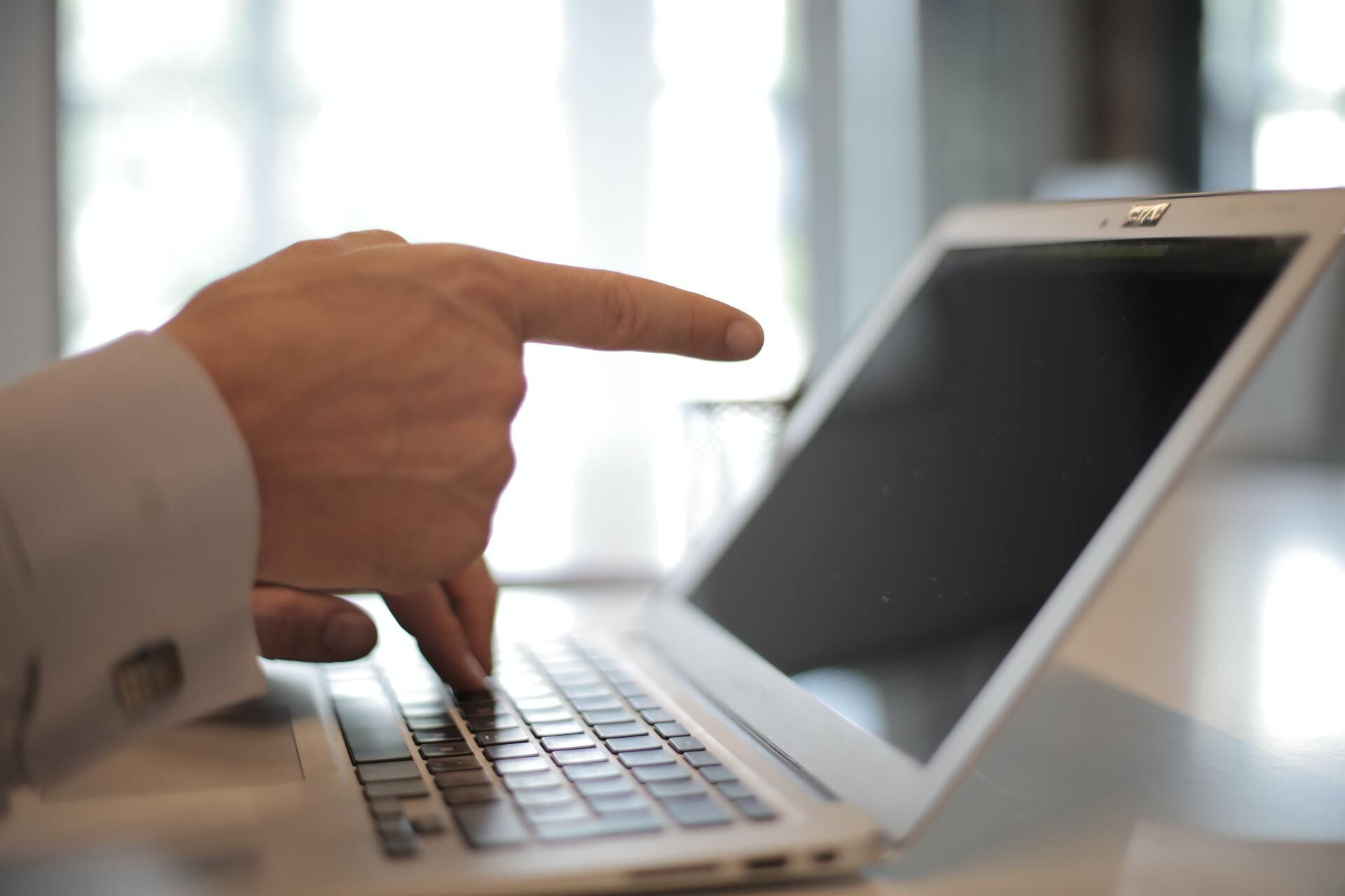 persona usando medios sitiales en para su trabajo persona usando medios sitiales en para su trabajo