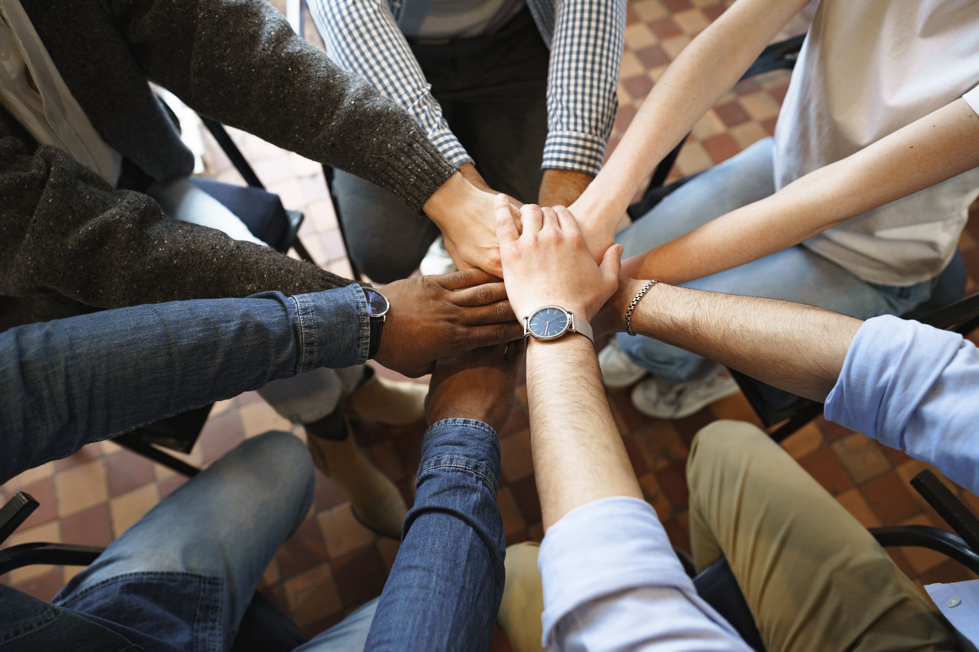 Amistad y crecimiento personal Grupo de amigos celebrando logros juntos