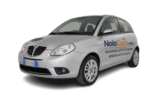 Berlina argentata con il logo dell'autonoleggio Nolo su sfondo bianco.