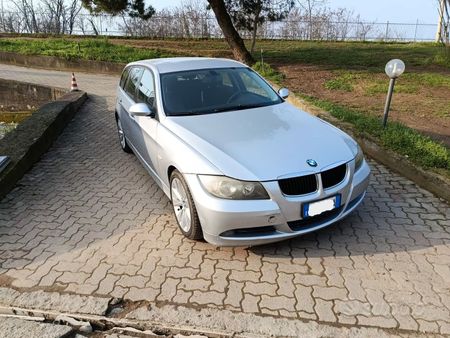 Furgone di servizio bianco della NoloCom con logo aziendale su sfondo bianco.
