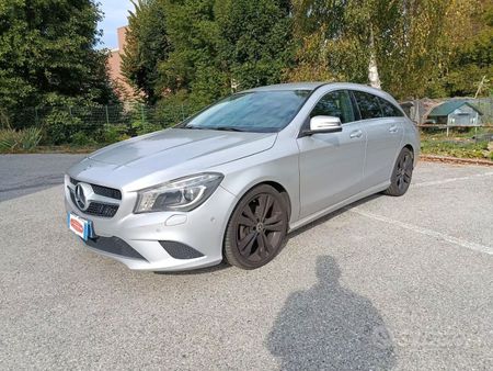 Berlina argentata con il logo dell'autonoleggio Nolo su sfondo bianco.