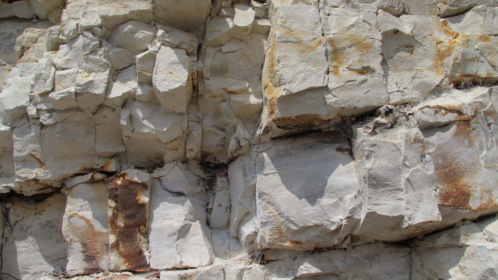 Dive into fascinating facts about limestone, from glowing minerals and fossils to caves, crystals and ancient geological history. Dive into fascinating facts about limestone, from glowing minerals and fossils to caves, crystals and ancient geological history.