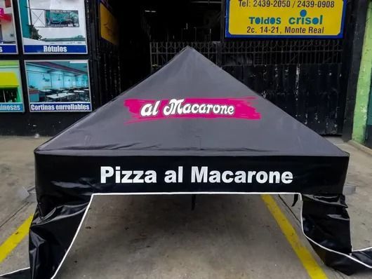 Toldo negro para Pizza al Macarone con logotipo rosa y texto blanco en la parte frontal.