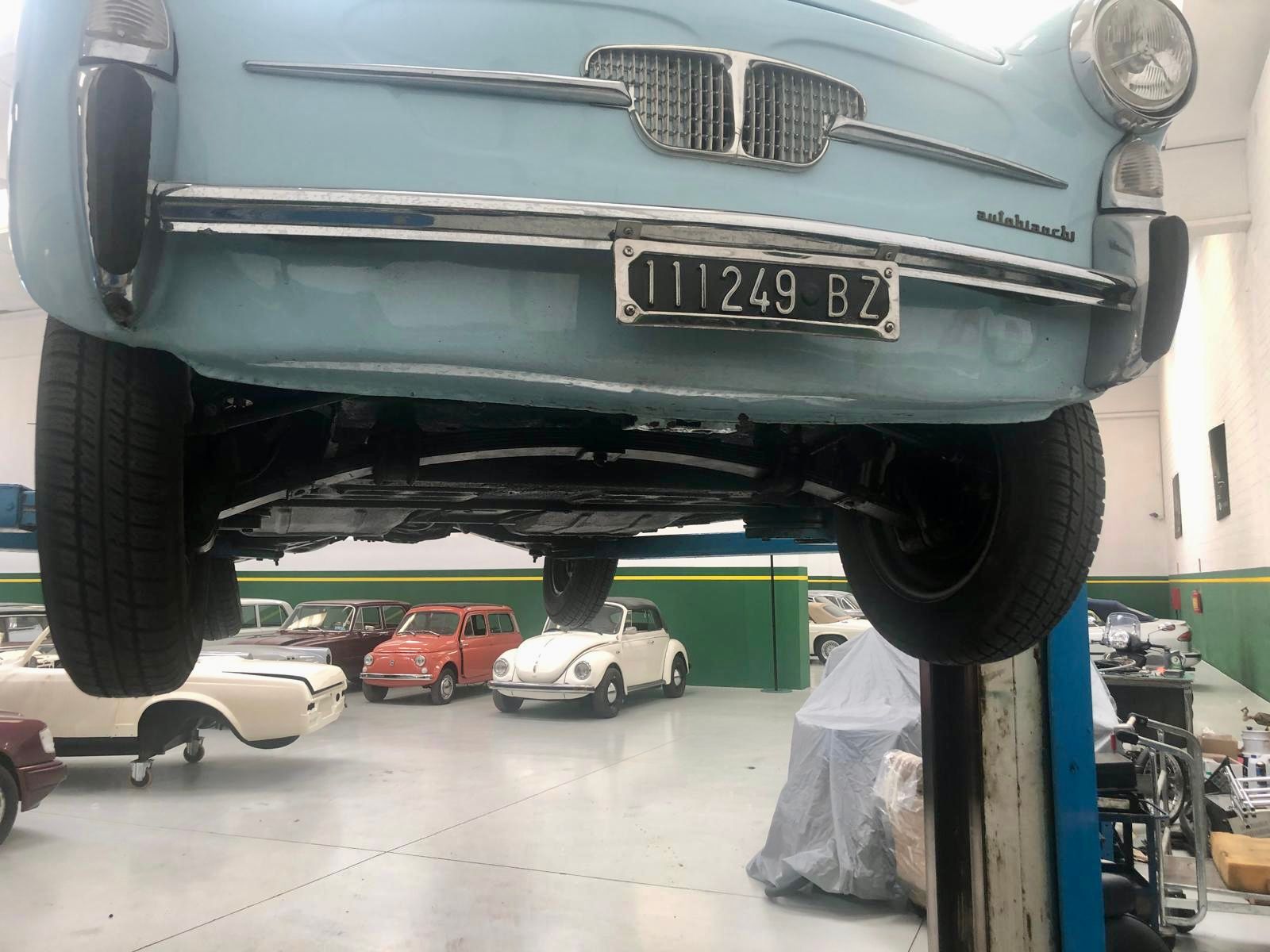 Un'auto con targa che riporta 111249 b2