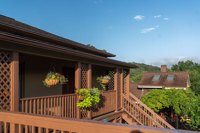 Ridgeway Inn - Exterior Stairway