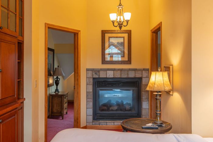 Ridgeway Inn - Room 122 - Fireplace