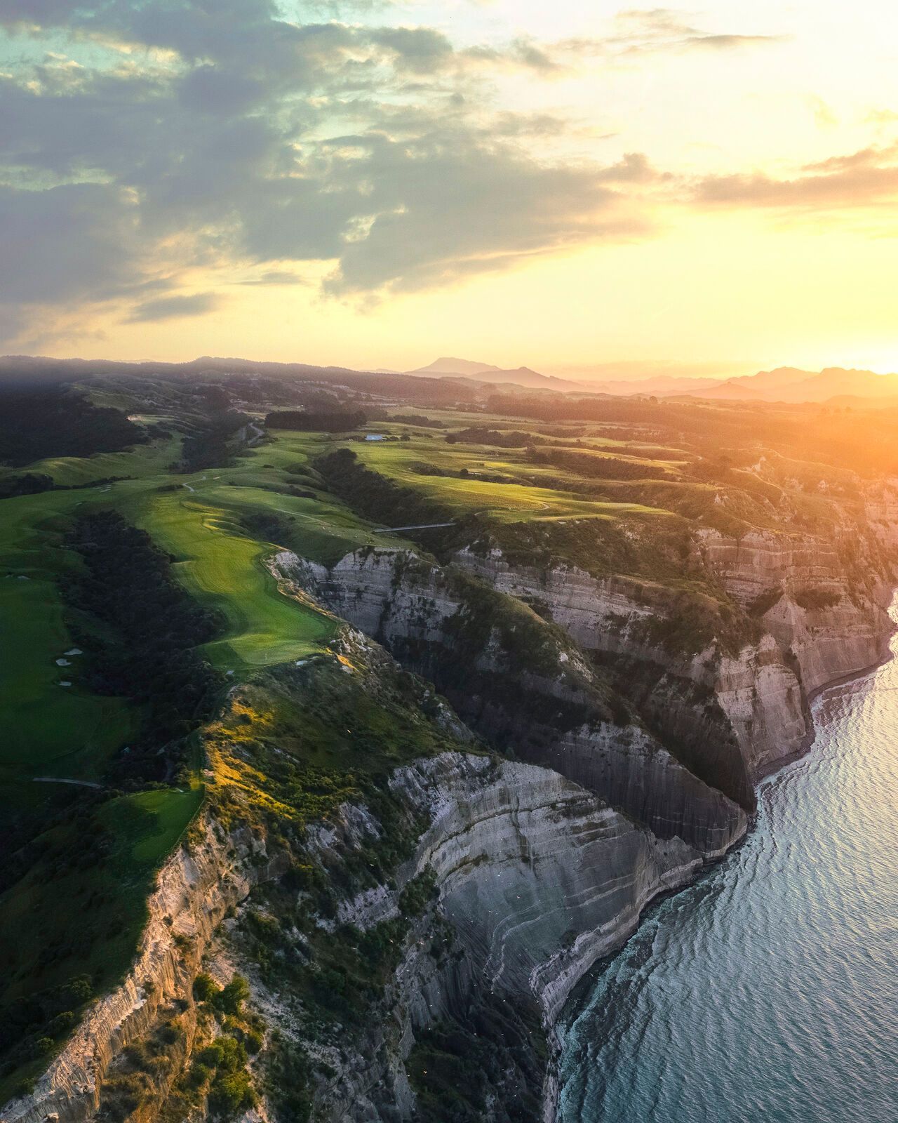 Fairway running along a narrow ridge at Cape Kidnappers with sheer cliffs dropping to the Pacific Oc