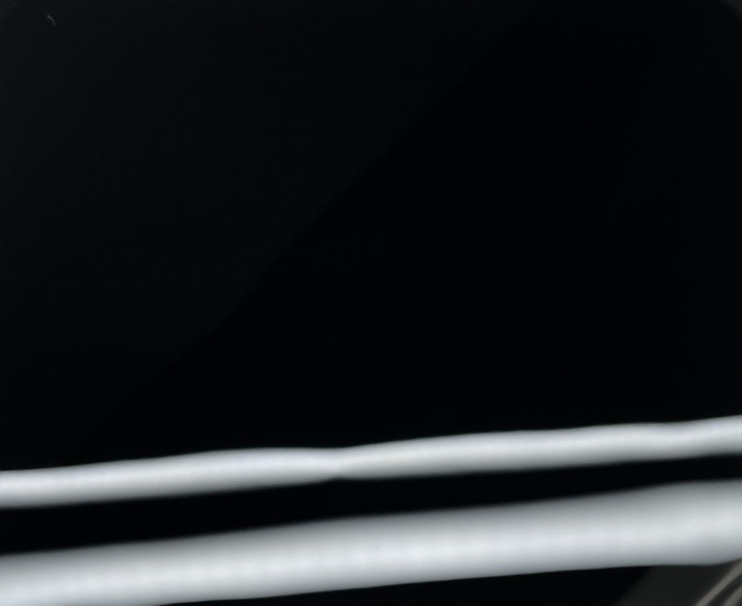 A black background with a white line on it.