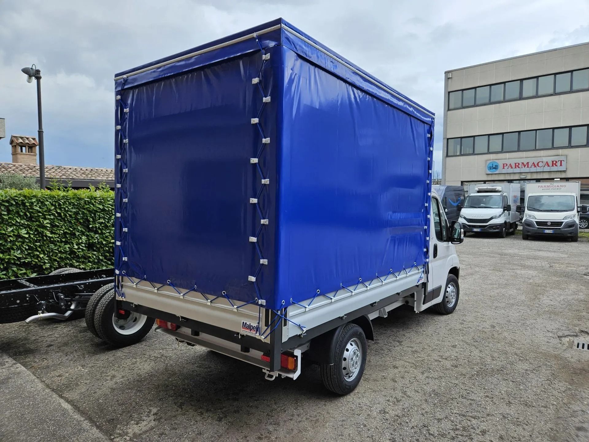 Camion blu da carico parcheggiato in un'area industriale.